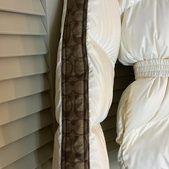 L Coach Woman’s puffer coat.  In perfect condition (only worn a few times) - Picture 2 of 6